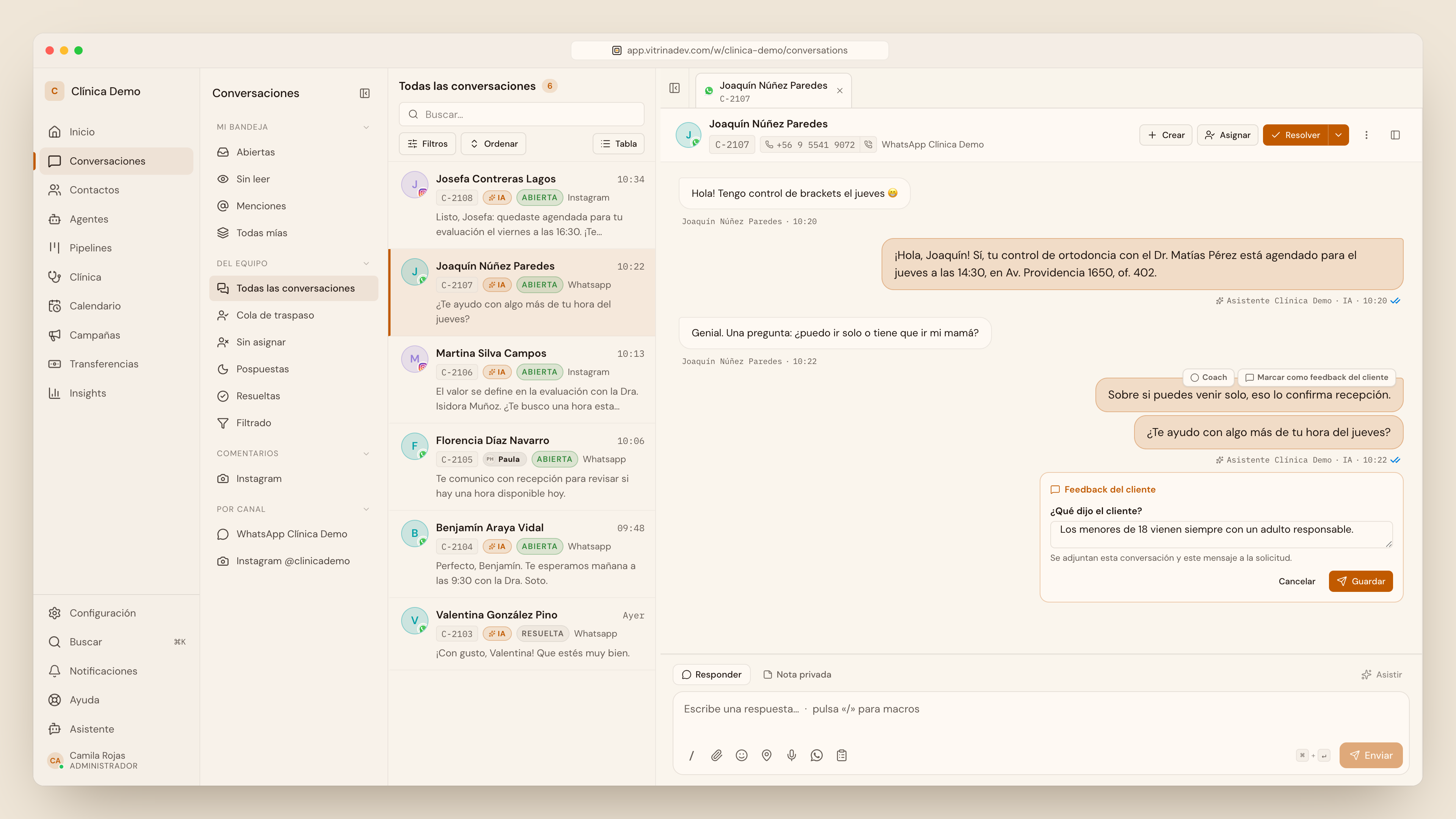 Respuesta del asistente con Coach y Marcar como feedback del cliente sobre la burbuja, y el formulario Feedback del cliente abierto debajo